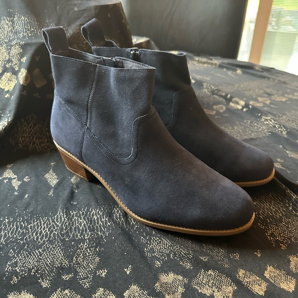 Vionic boots - Picture 1 of 5
